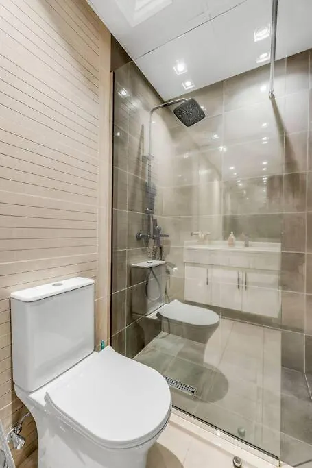 Waves - Charming Studio With Lake Views Close To Metro Dubai