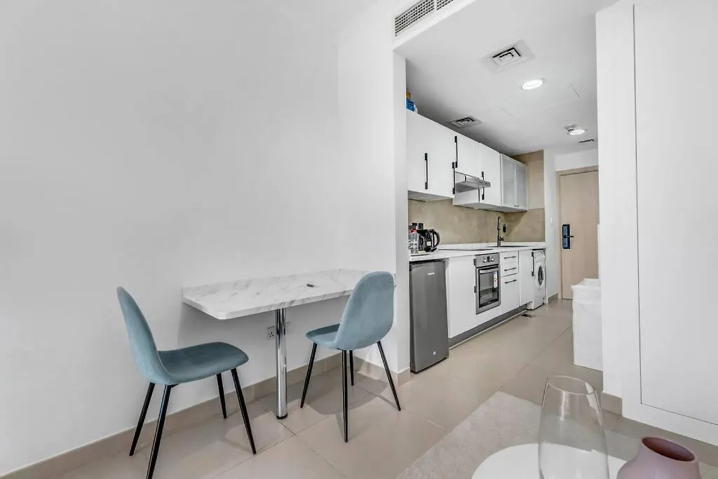 Waves - Charming Studio With Lake Views Close To Metro Дубай