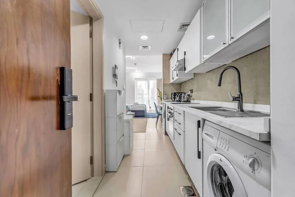 Waves - Charming Studio With Lake Views Close To Metro Дубай ОАЭ